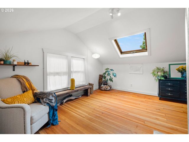 4246 Ne HOYT St, Portland, OR 97213