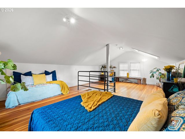 4246 Ne HOYT St, Portland, OR 97213