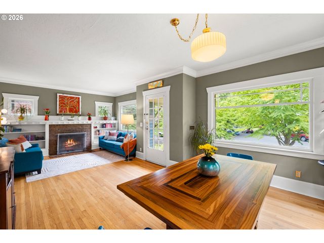 4246 Ne HOYT St, Portland, OR 97213