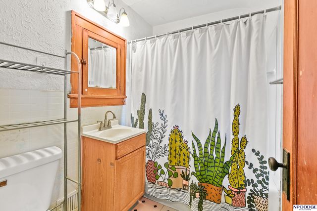 2218 S 42 Street, Omaha, NE 68105