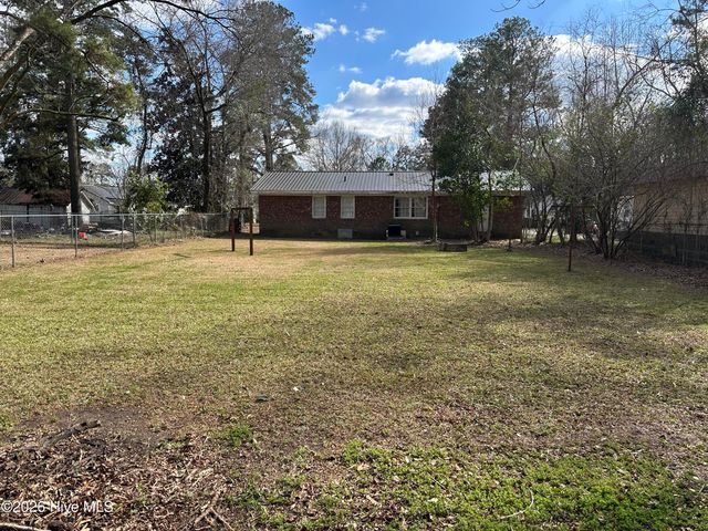 221 E Lewis Street, Whiteville, NC 28472