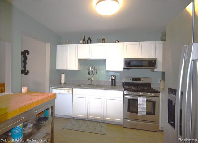 1141 Pine Ridge Court, Rochester Hills, MI 48306