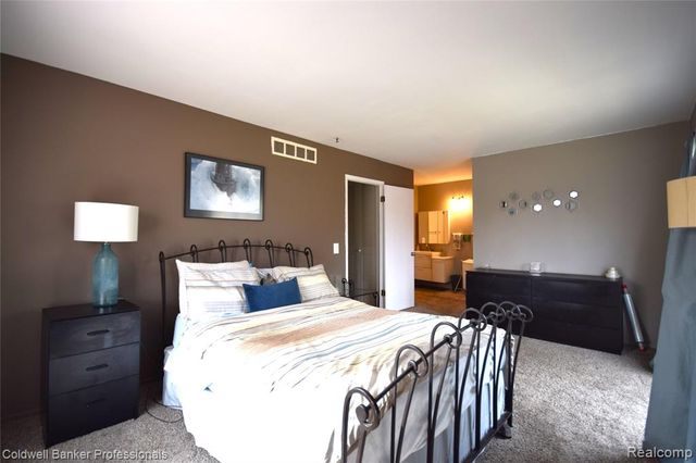 1141 Pine Ridge Court, Rochester Hills, MI 48306