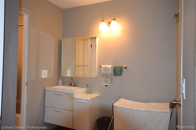 1141 Pine Ridge Court, Rochester Hills, MI 48306