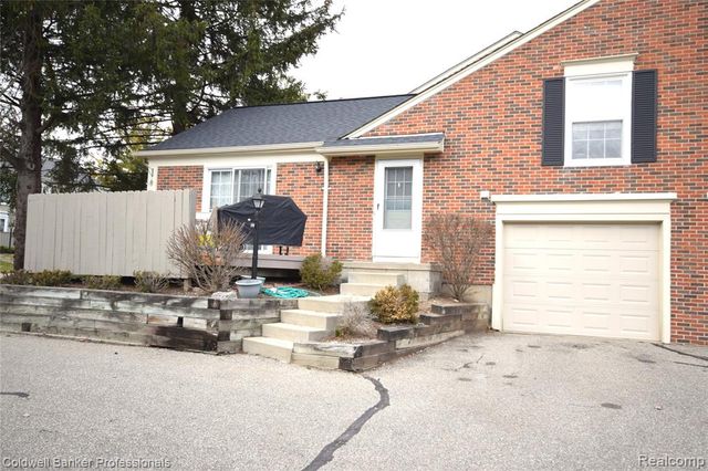 1141 Pine Ridge Court, Rochester Hills, MI 48306