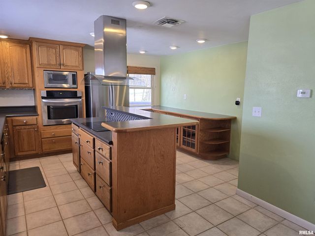 2208 N MAIN Street, East Peoria, IL 61611