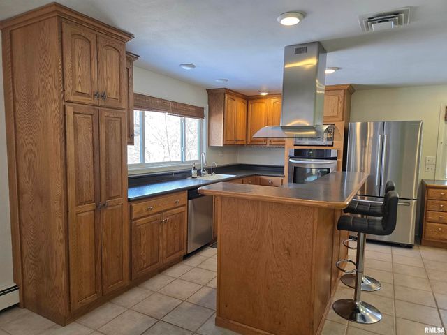 2208 N MAIN Street, East Peoria, IL 61611