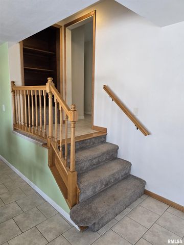 2208 N MAIN Street, East Peoria, IL 61611