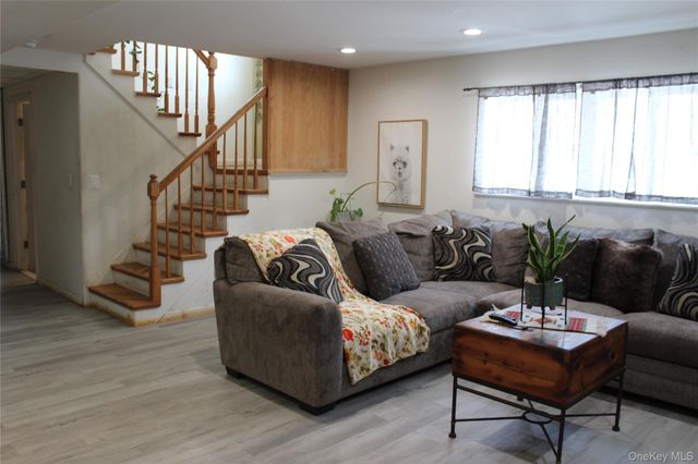 20 Patrick Drive, Bloomingburg, NY 12721