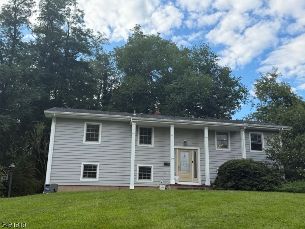 74 Fairway Dr, East Hanover Twp., NJ 07936