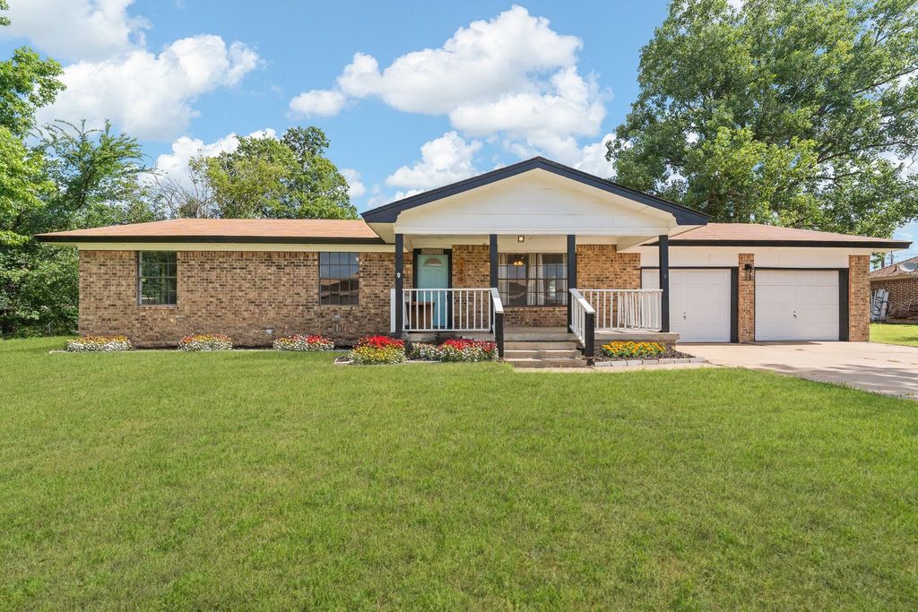 106 Cottonwood Street, Joshua, TX 76058