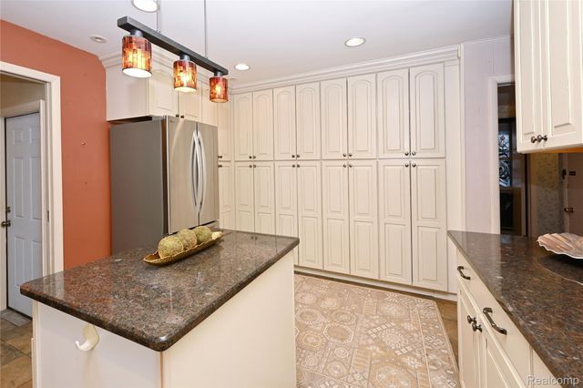 1850 Dorchester Road, Birmingham, MI 48009