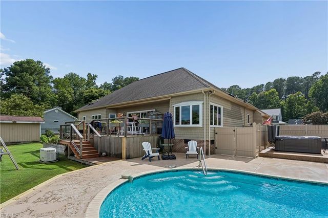 115 Holden LN, Yorktown, VA 23692
