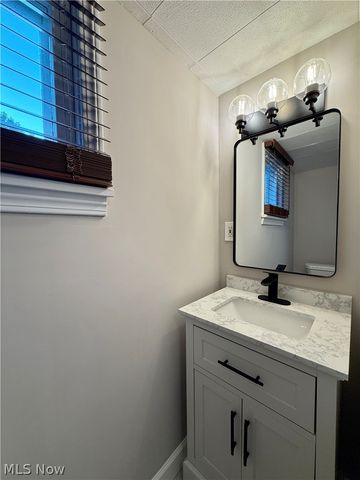 2216 Barrington Road, University Heights, OH 44118