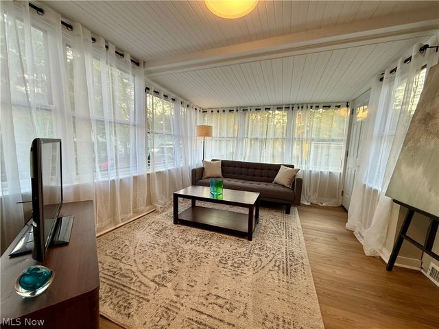 2216 Barrington Road, University Heights, OH 44118