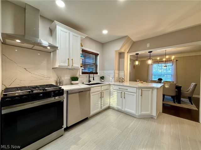 2216 Barrington Road, University Heights, OH 44118