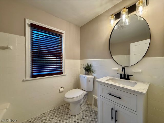 2216 Barrington Road, University Heights, OH 44118