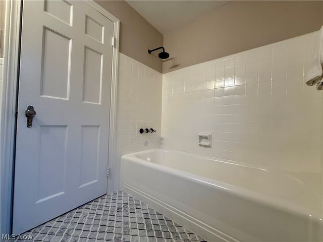 2216 Barrington Road, University Heights, OH 44118