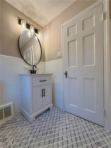 2216 Barrington Road, University Heights, OH 44118