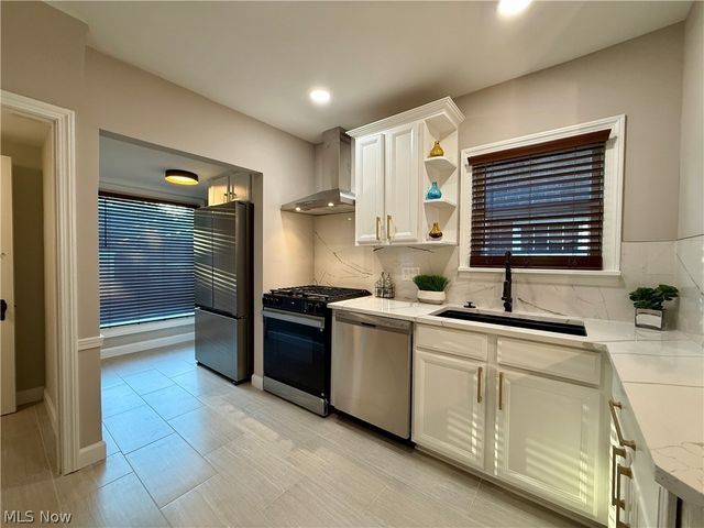 2216 Barrington Road, University Heights, OH 44118