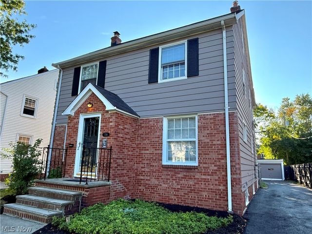 2216 Barrington Road, University Heights, OH 44118