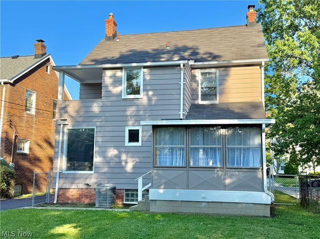 2216 Barrington Road, University Heights, OH 44118