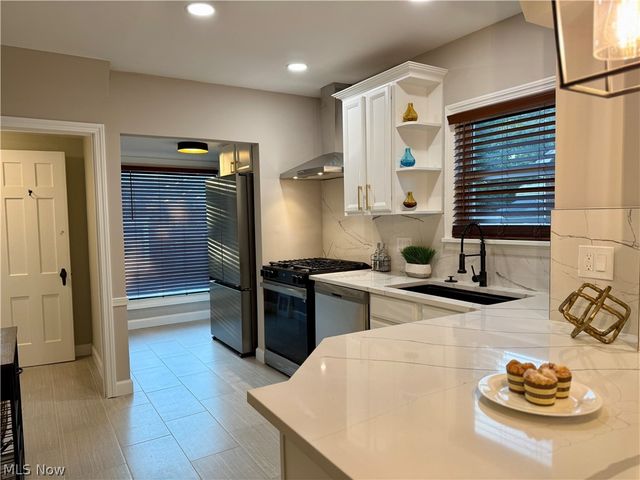 2216 Barrington Road, University Heights, OH 44118