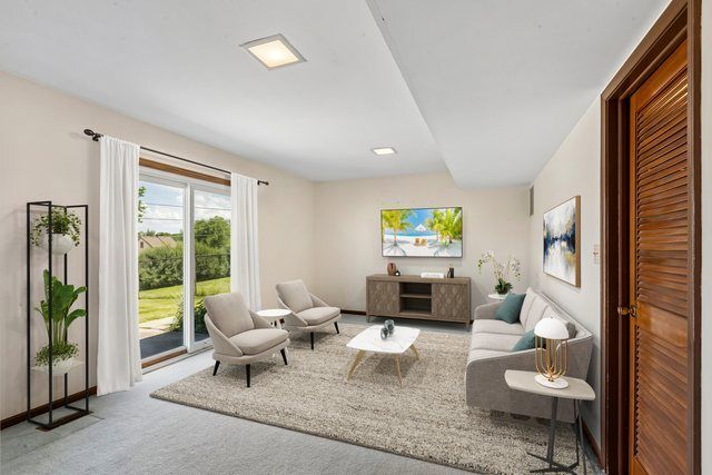 1105 E Point Drive, Schaumburg, IL 60193