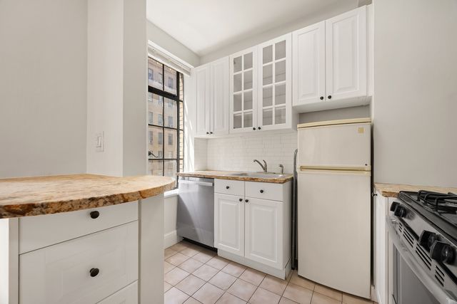 350 W 57th St Apt 6H, New York City, NY 10019