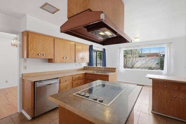 408 La Veta Drive NE, Albuquerque, NM 87108