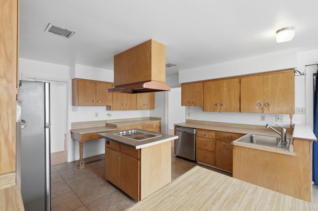 408 La Veta Drive NE, Albuquerque, NM 87108