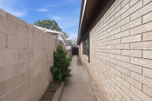 408 La Veta Drive NE, Albuquerque, NM 87108