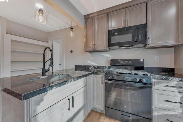 2804 Adeline St, Oakland, CA 94608