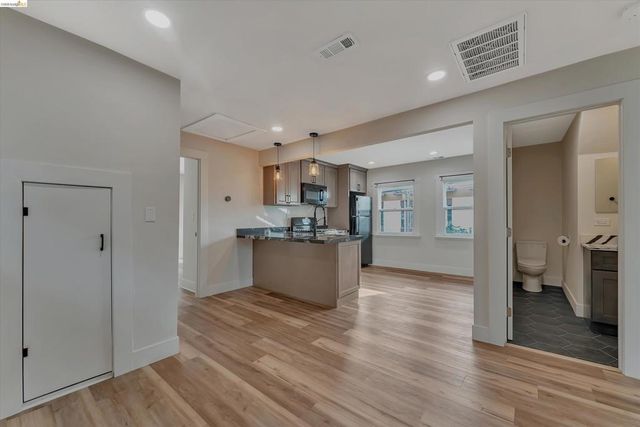 2804 Adeline St, Oakland, CA 94608