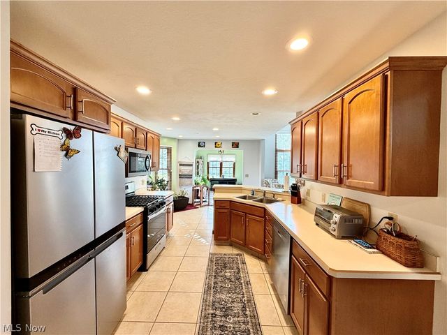 22 Walker Circle, Girard, OH 44420
