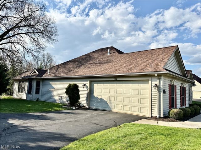 22 Walker Circle, Girard, OH 44420