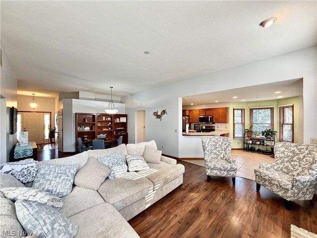 22 Walker Circle, Girard, OH 44420