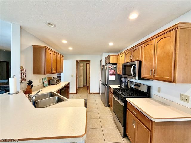 22 Walker Circle, Girard, OH 44420