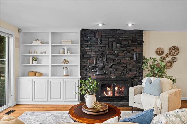 528 W Lake Sammamish Parkway SE, Bellevue, WA 98008