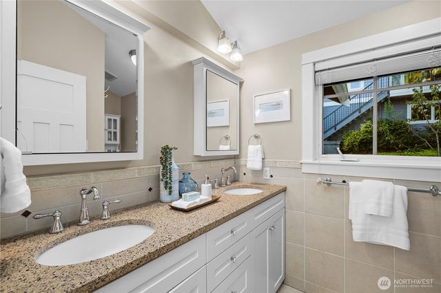 528 W Lake Sammamish Parkway SE, Bellevue, WA 98008