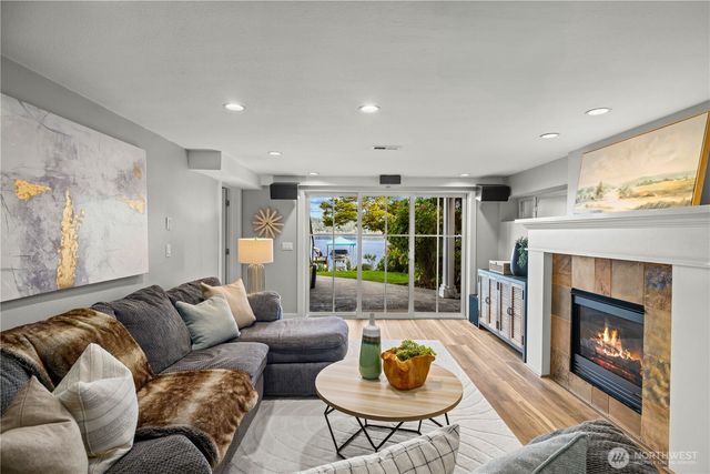 528 W Lake Sammamish Parkway SE, Bellevue, WA 98008