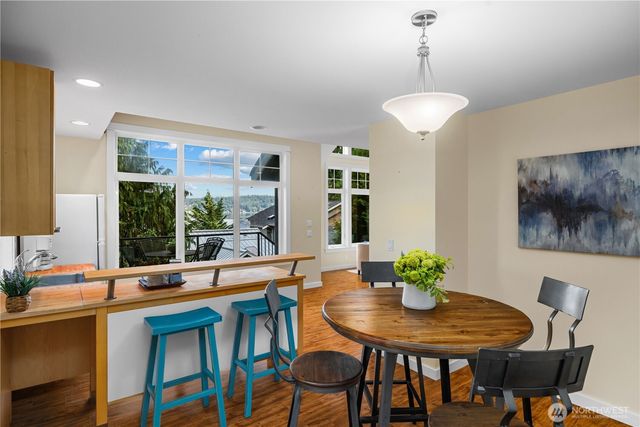 528 W Lake Sammamish Parkway SE, Bellevue, WA 98008