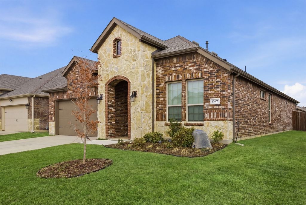 10407 Twisting Springs Drive, Aubrey, TX 76227