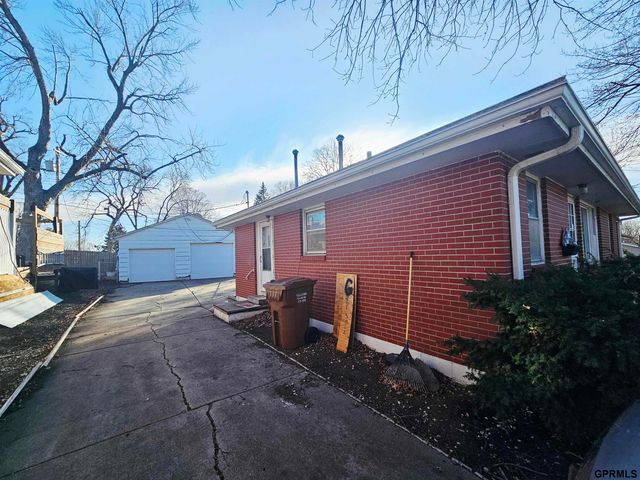 911 Benton Street, Lincoln, NE 68521