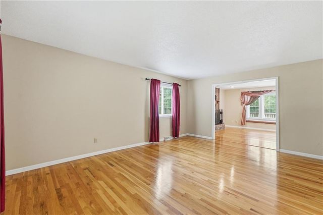 5528 NW Verlin Drive, Kansas City, MO 64152