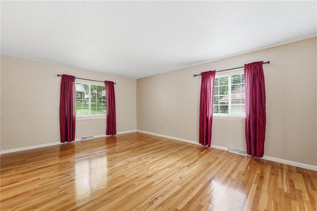 5528 NW Verlin Drive, Kansas City, MO 64152