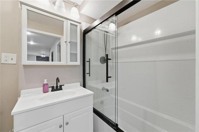 5528 NW Verlin Drive, Kansas City, MO 64152