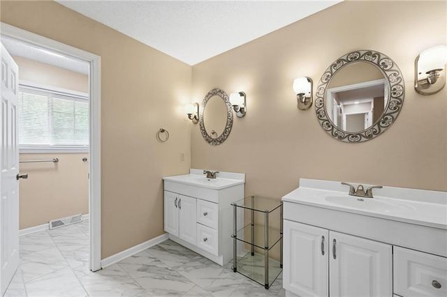 5528 NW Verlin Drive, Kansas City, MO 64152