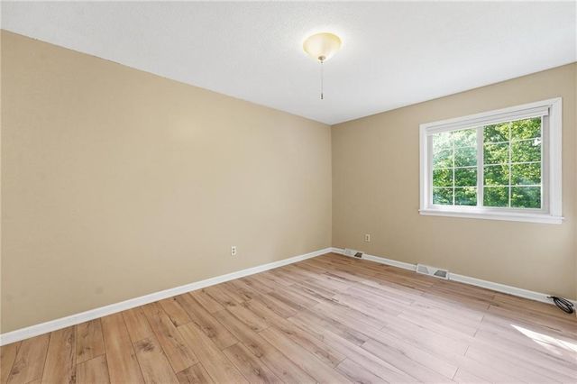 5528 NW Verlin Drive, Kansas City, MO 64152