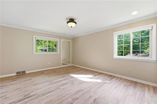 5528 NW Verlin Drive, Kansas City, MO 64152